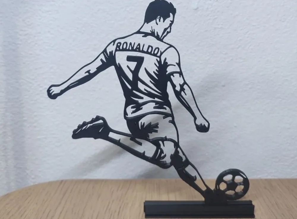 Ronaldo siluet heykeli