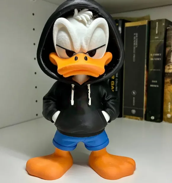 Kapüşonlu Donald Duck figürü