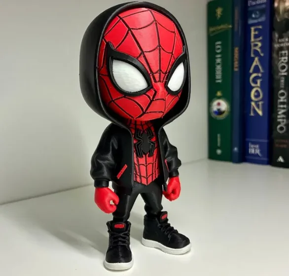 Kapüşonlu Spider-Man figürü